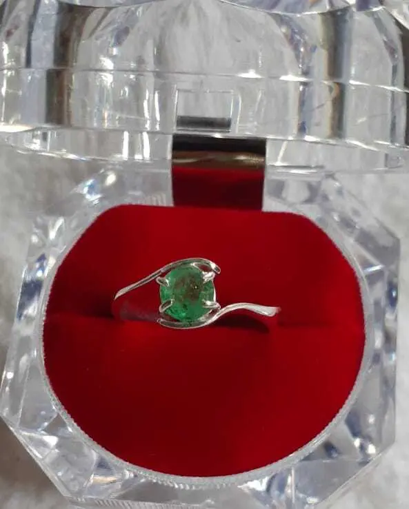 Anillo con piedra verde - Joyería La Filigrana Trujillo