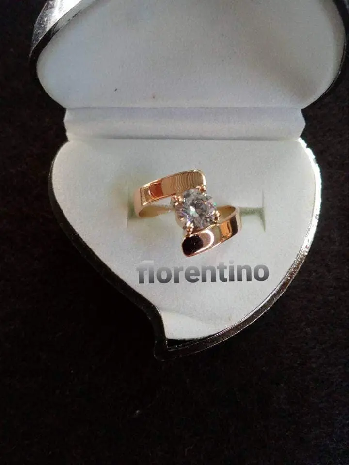 Anillo con piedra - Joyería La Filigrana Trujillo