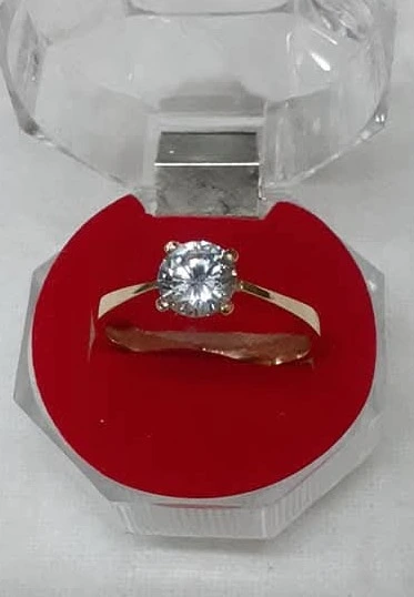 Anillo con piedra brillante - Joyería La Filigrana Trujillo