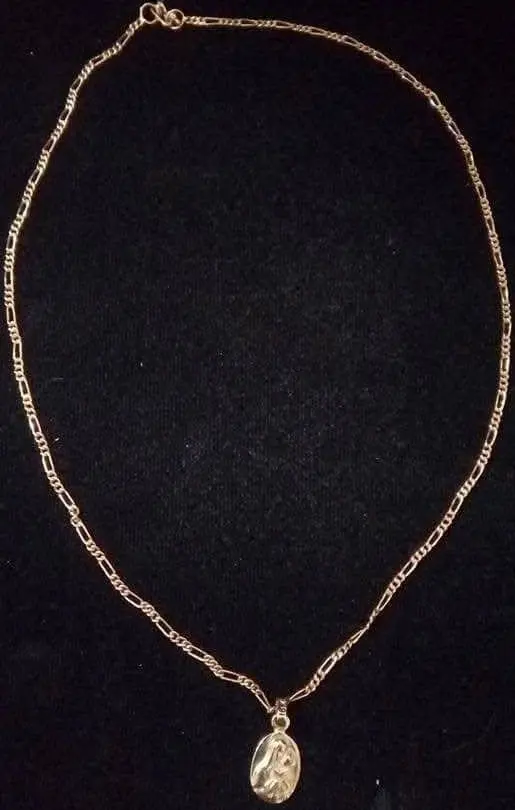 Cadena de oro de 18 klts modelo cartier con dije del señor de los Milagros. - Joyería La Filigrana Trujillo