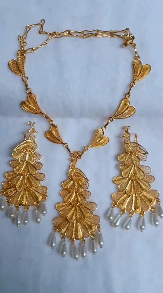 Juego de pavitas de collar y aretes bañado en oro - Joyería La Filigrana Trujillo