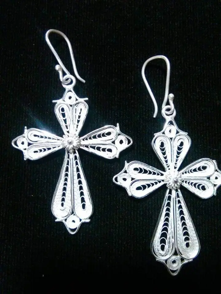 Aretes de plata en filigrana con diseño de cruz - Joyería La Filigrana Trujillo